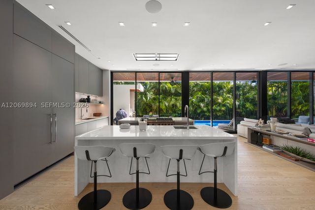 6015 N Bay Rd, Miami Beach, FL 33140