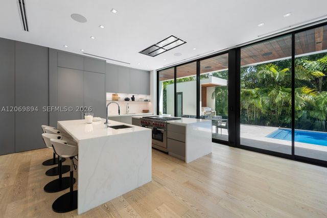 6015 N Bay Rd, Miami Beach, FL 33140