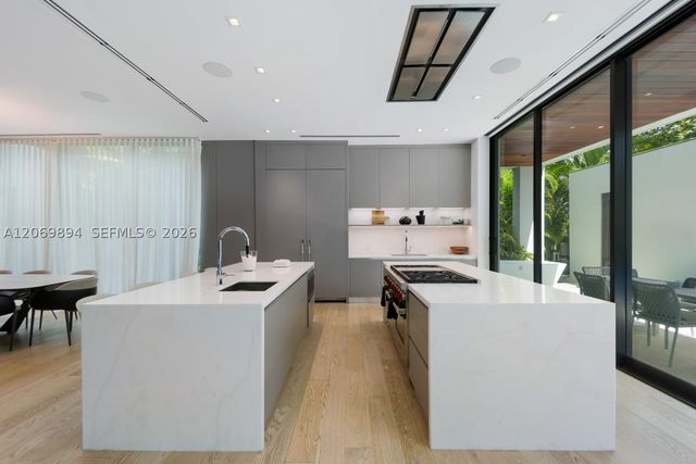 6015 N Bay Rd, Miami Beach, FL 33140