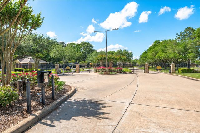 314 Winding Oak Lane S, League City, TX 77573