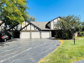 200 Brookside Lane D, Willowbrook, IL 60527
