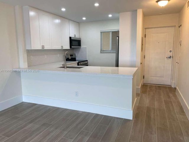 7701 Camino Real AQ-401, Miami, FL 33143