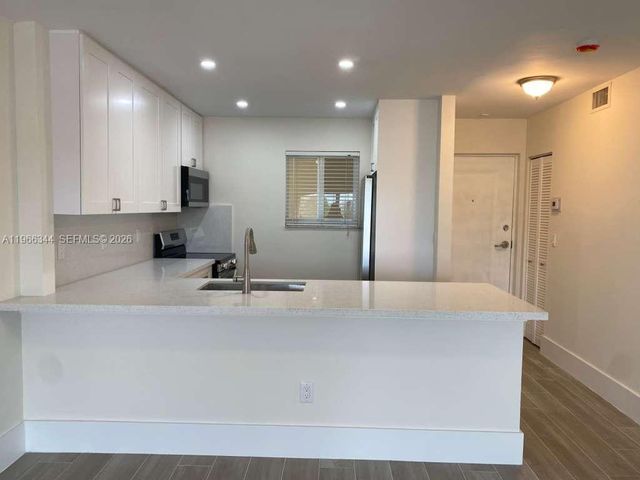 7701 Camino Real AQ-401, Miami, FL 33143
