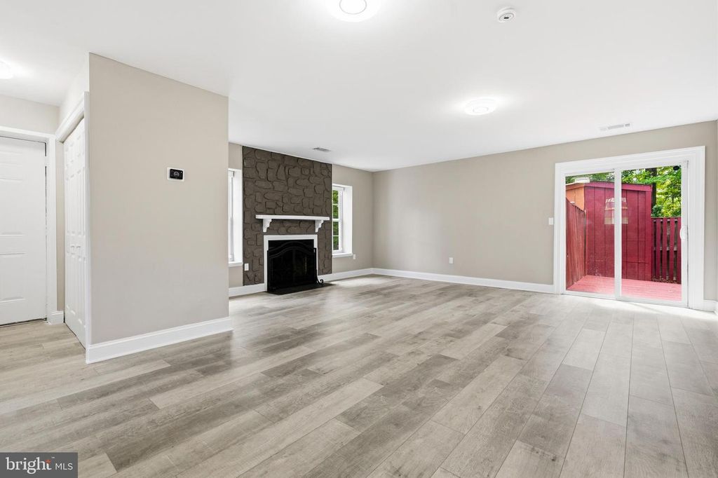 Image 5 of property listing at 8617 CIPRIANO SPRINGS CT, Lanham, MD 20706