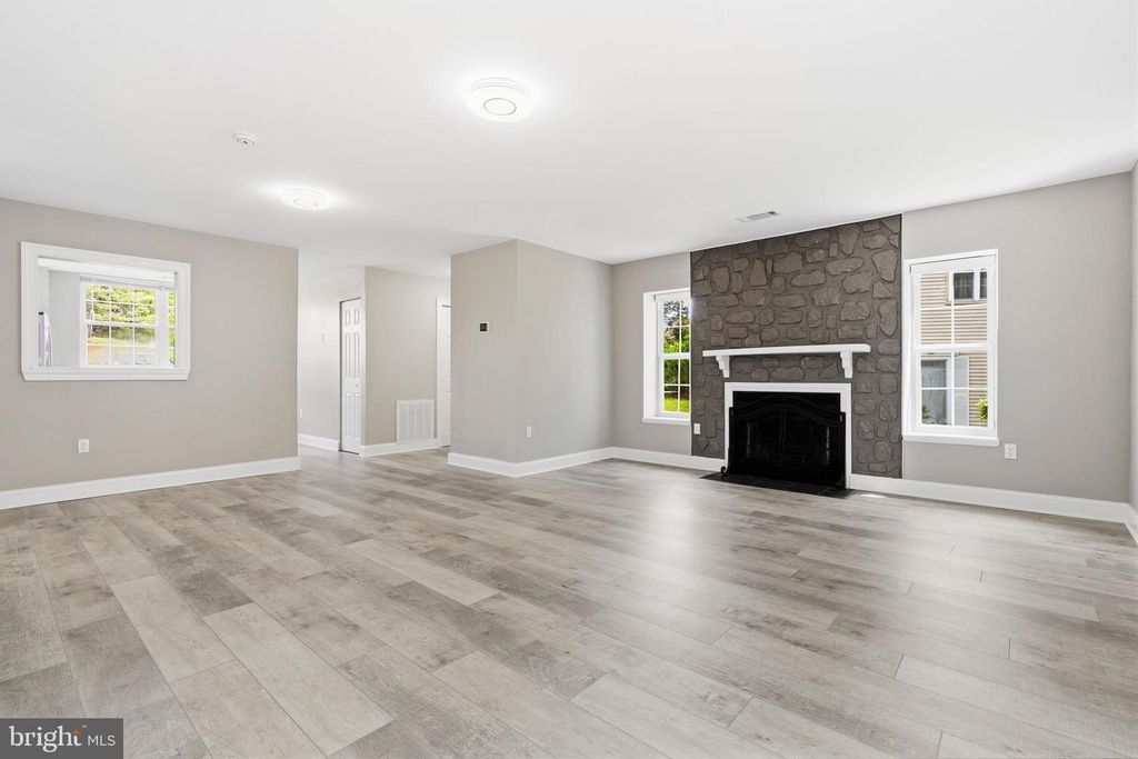 Image 6 of property listing at 8617 CIPRIANO SPRINGS CT, Lanham, MD 20706