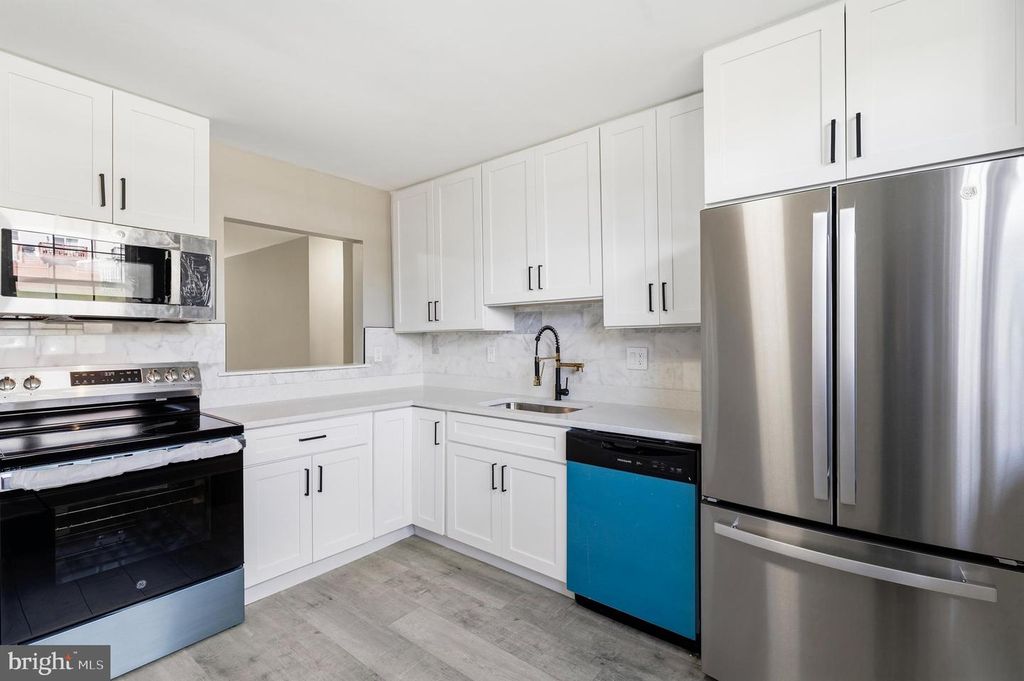 Image 8 of property listing at 8617 CIPRIANO SPRINGS CT, Lanham, MD 20706