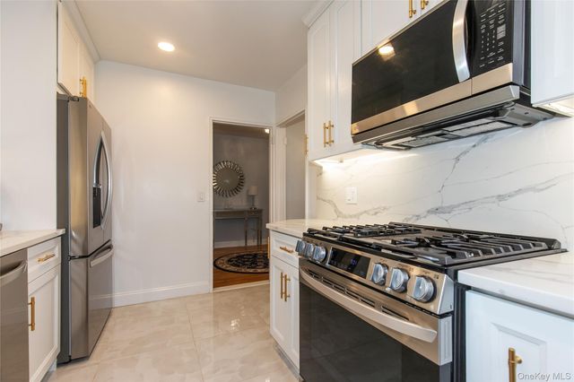 6-8 Wooleys Lane B-34, Great Neck, NY 11023