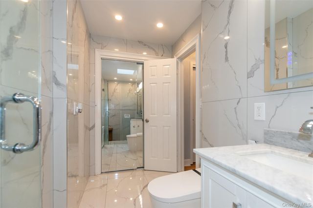 6-8 Wooleys Lane B-34, Great Neck, NY 11023