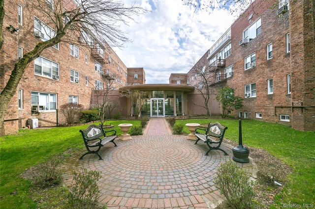 6-8 Wooleys Lane B-34, Great Neck, NY 11023