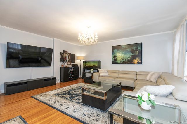 6-8 Wooleys Lane B-34, Great Neck, NY 11023