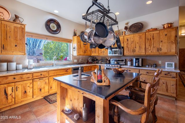 21675 W DATE CREEK Road, Wickenburg, AZ 85390