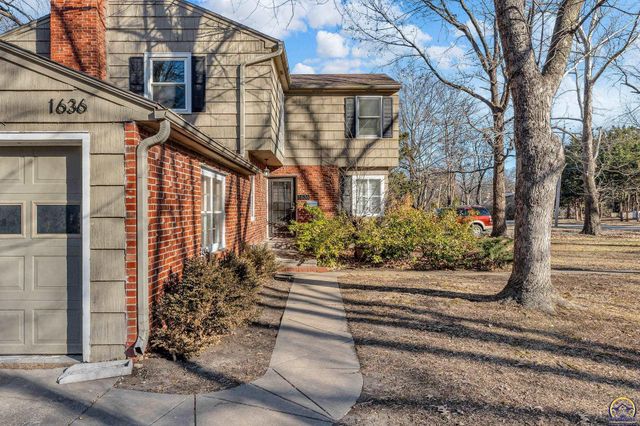 1636 SW Pembroke LN, Topeka, KS 66604