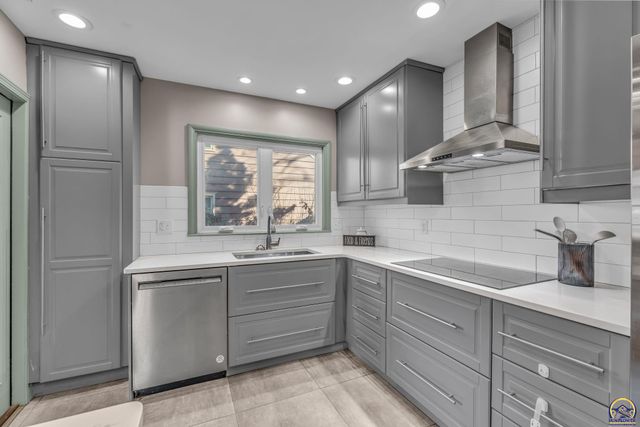 1636 SW Pembroke LN, Topeka, KS 66604