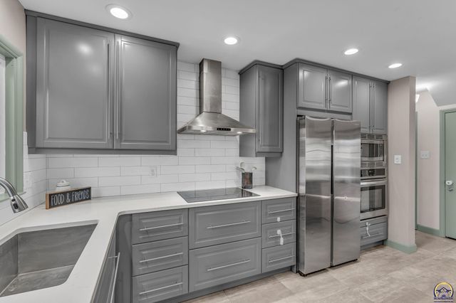 1636 SW Pembroke LN, Topeka, KS 66604