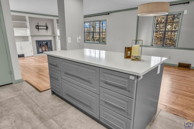 1636 SW Pembroke LN, Topeka, KS 66604