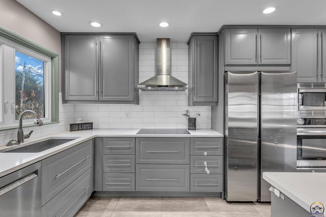 1636 SW Pembroke LN, Topeka, KS 66604