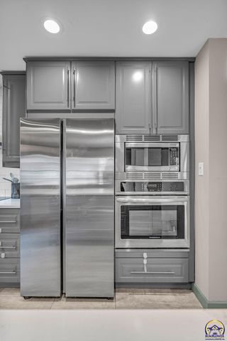 1636 SW Pembroke LN, Topeka, KS 66604