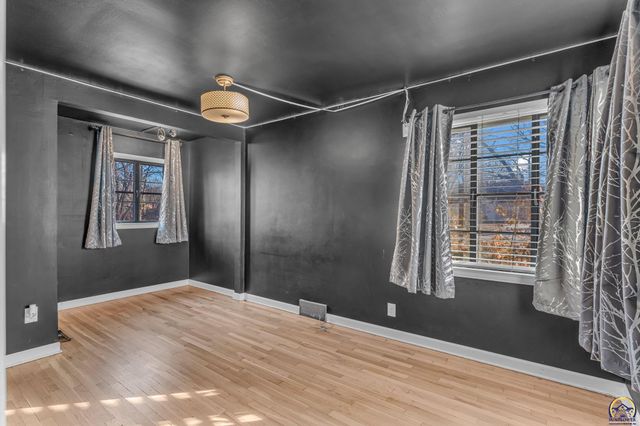 1636 SW Pembroke LN, Topeka, KS 66604