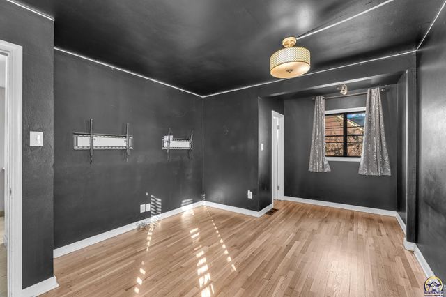 1636 SW Pembroke LN, Topeka, KS 66604