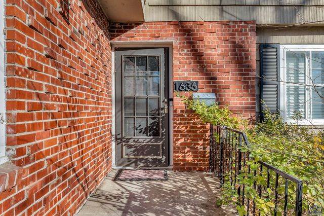 1636 SW Pembroke LN, Topeka, KS 66604