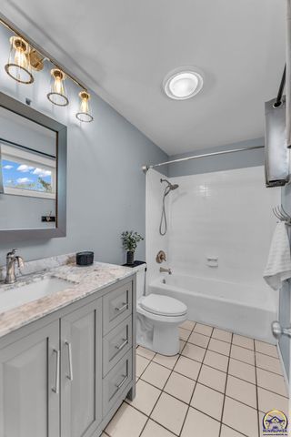 1636 SW Pembroke LN, Topeka, KS 66604