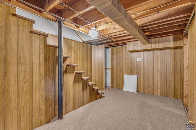 1636 SW Pembroke LN, Topeka, KS 66604