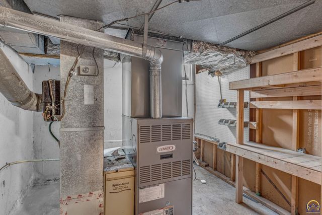 1636 SW Pembroke LN, Topeka, KS 66604