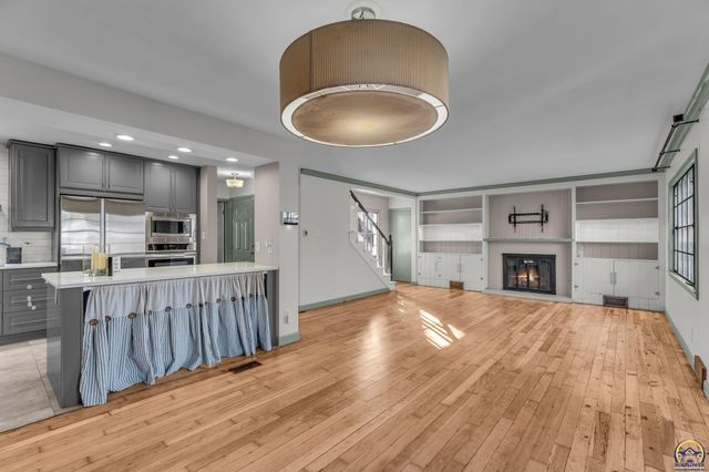 1636 SW Pembroke LN, Topeka, KS 66604