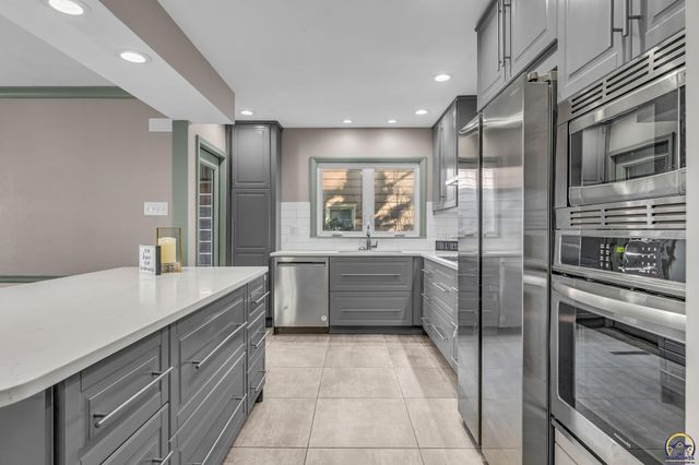 1636 SW Pembroke LN, Topeka, KS 66604