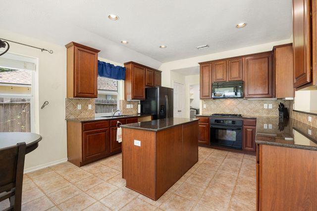 170 W Drifting Shadows Circle, Conroe, TX 77385