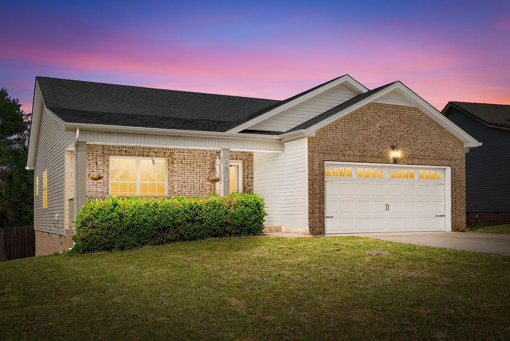 1640 Buchanon Dr, Clarksville, TN 37042