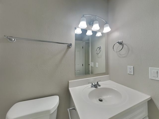 689 Hollandale Rd, La Vergne, TN 37086