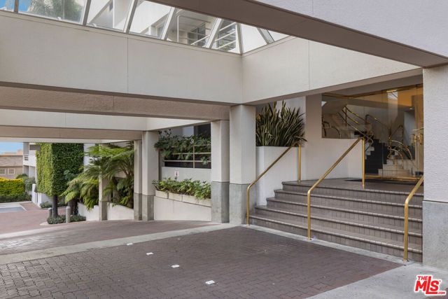 1131 Alta Loma Road 412, West Hollywood, CA 90069