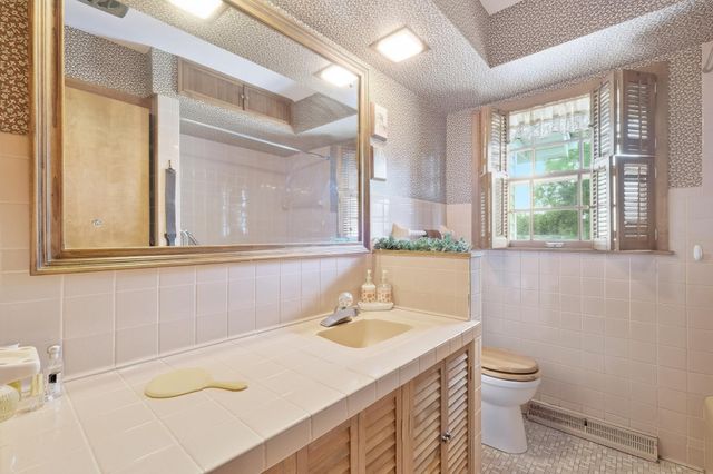 1750 Crestridge Lane, Eagan, MN 55122