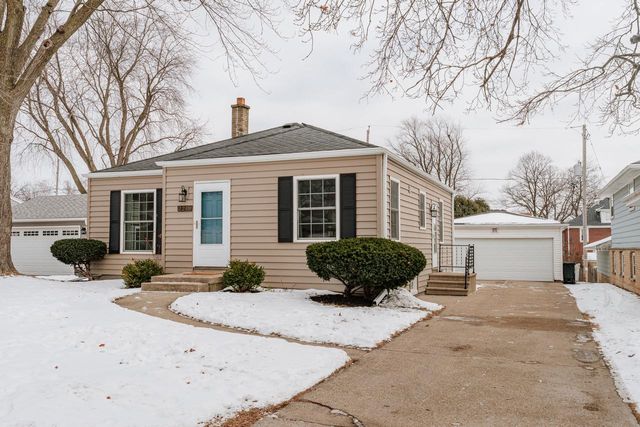 2210 N 107th STREET, Wauwatosa, WI 53226