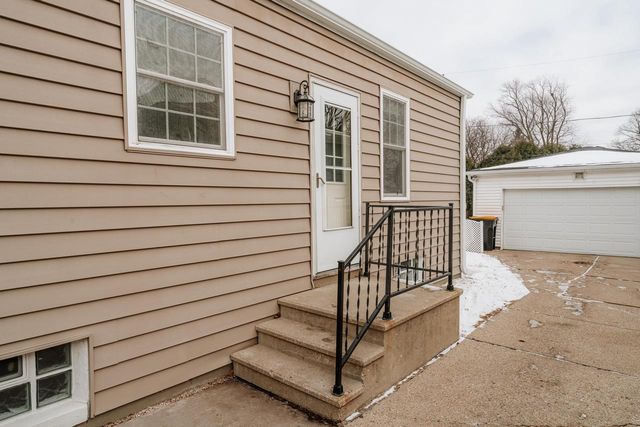 2210 N 107th STREET, Wauwatosa, WI 53226