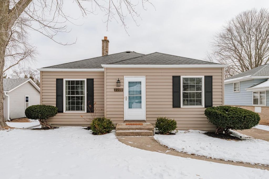2210 N 107th STREET, Wauwatosa, WI 53226
