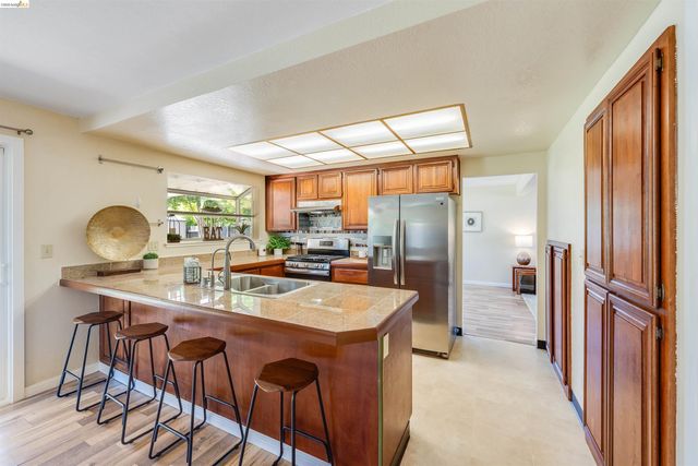 2142 Redwood Rd, Hercules, CA 94547