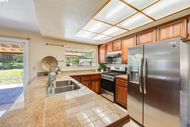 2142 Redwood Rd, Hercules, CA 94547