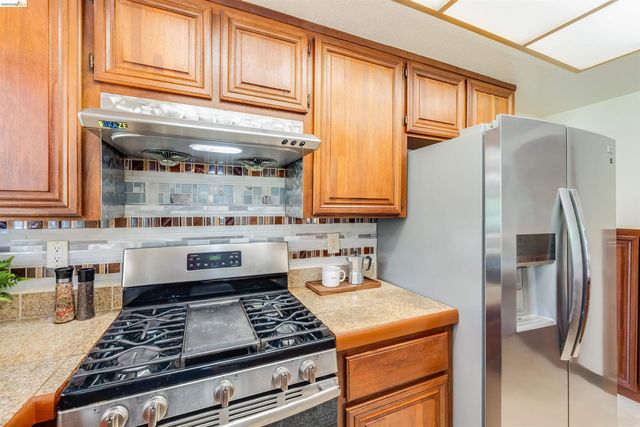 2142 Redwood Rd, Hercules, CA 94547