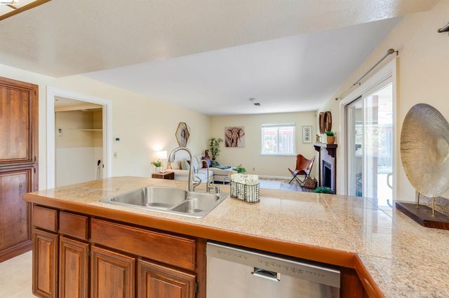 2142 Redwood Rd, Hercules, CA 94547