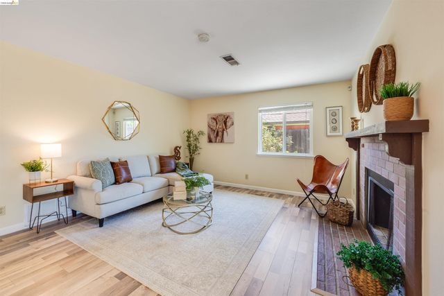 2142 Redwood Rd, Hercules, CA 94547