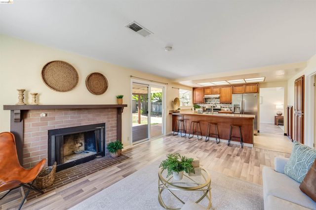 2142 Redwood Rd, Hercules, CA 94547