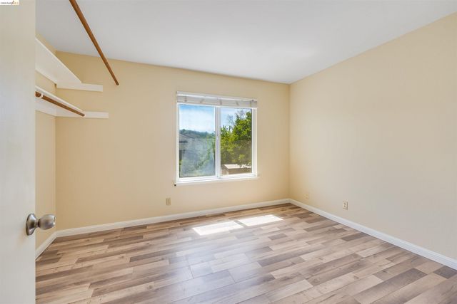 2142 Redwood Rd, Hercules, CA 94547