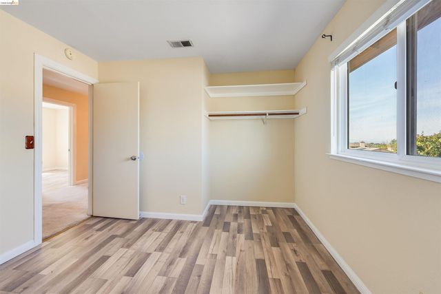 2142 Redwood Rd, Hercules, CA 94547