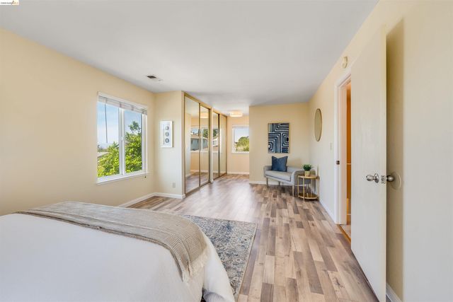 2142 Redwood Rd, Hercules, CA 94547