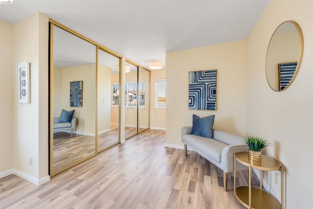 2142 Redwood Rd, Hercules, CA 94547