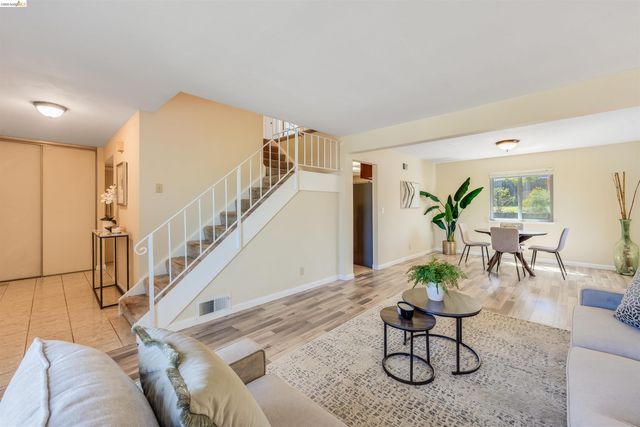 2142 Redwood Rd, Hercules, CA 94547