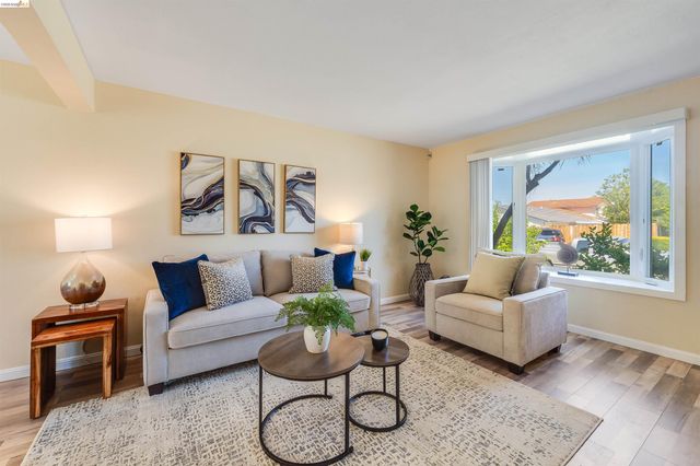 2142 Redwood Rd, Hercules, CA 94547