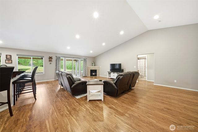 946 Paine Road, Castle Rock, WA 98611